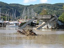 De brug van Colombiera vernietigd door overstromingen, Italië, 2011