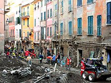 Obras de reconstrucción en Vernazza, Italia