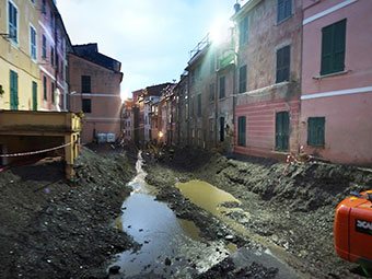 Die Hauptstraße von Vernazza (Überschwemmung, 2011), Italien