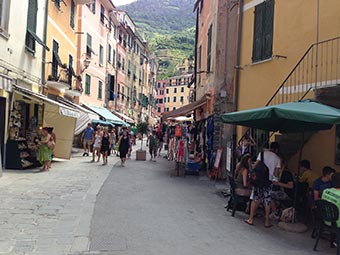Główna ulica Vernazzy (po dwóch latach od powodzi), Włochy