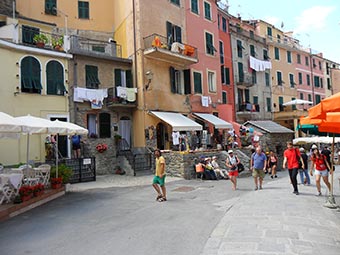 Hlavní ulice ve Vernazze (2 roky po povodni), Itálie