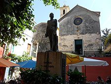 Corniglia - El Oratorio de los disciplinantes de Santa Catarina y el monumento